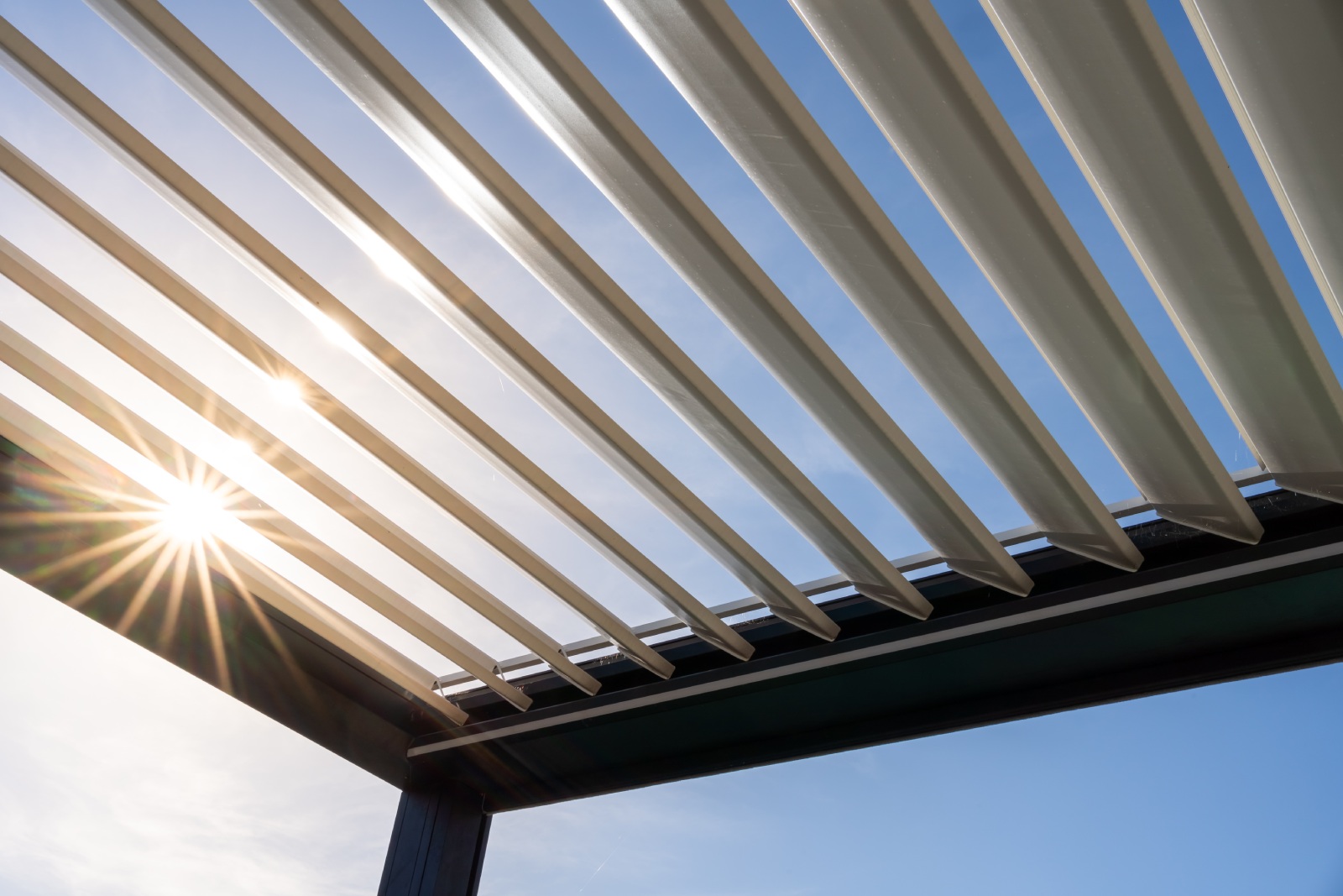 Pose de pergolas bioclimatiques Beaucroissant
